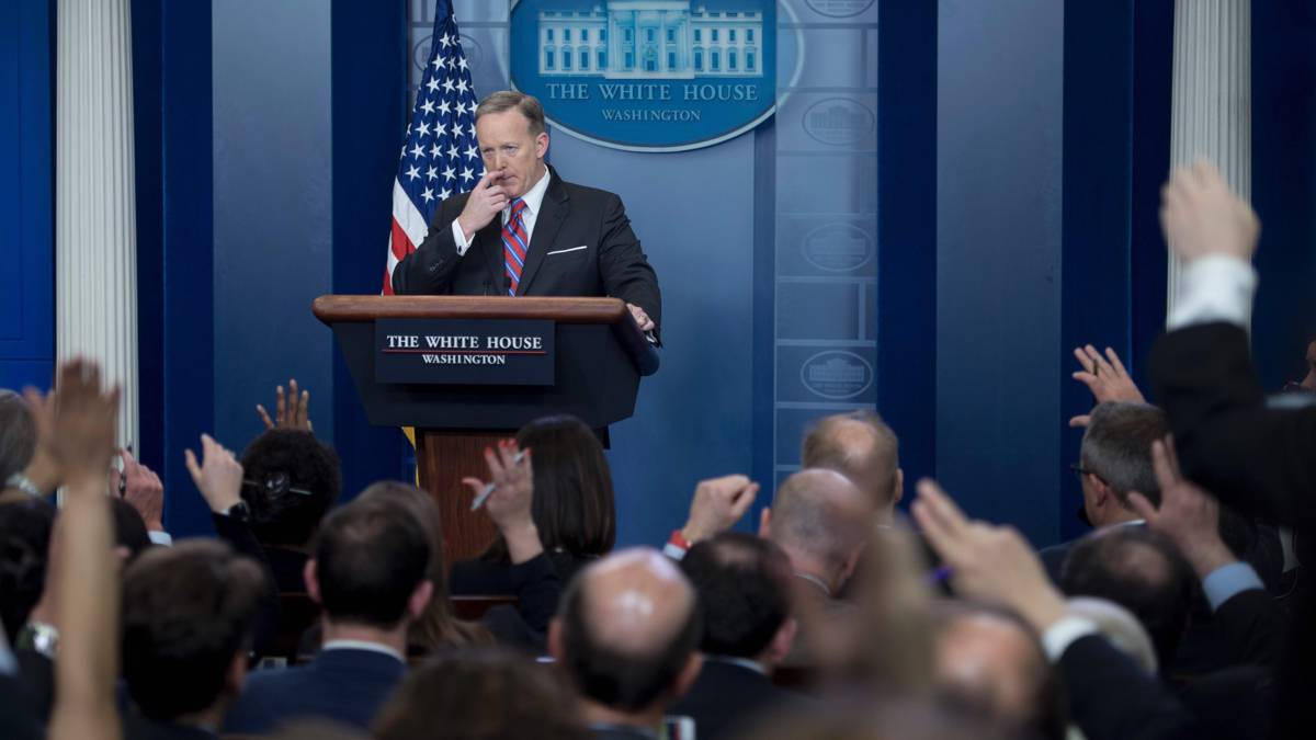 bas_vanderwerf's tweet card. Volgens Freedom House en Free Press Unlimited staat de persvrijheid wereldwijd onder druk. Nederland scoort wel goed, zeggen de organisaties.