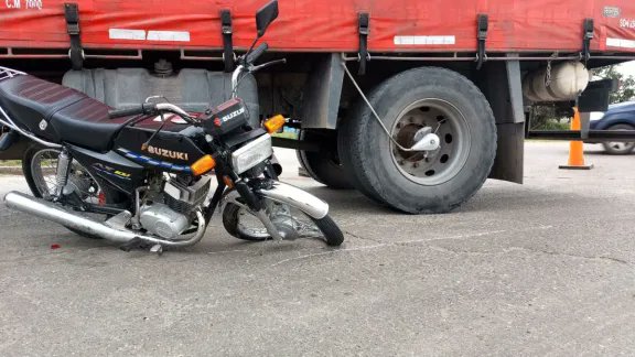 RADIOBRISAS's tweet card. En una entrevista en Radio Brisas, el fiscal Rodolfo Moure destacó la falta de controles en accidentes viales y propuso reformas para mejorar la seguridad y agravar las penas.