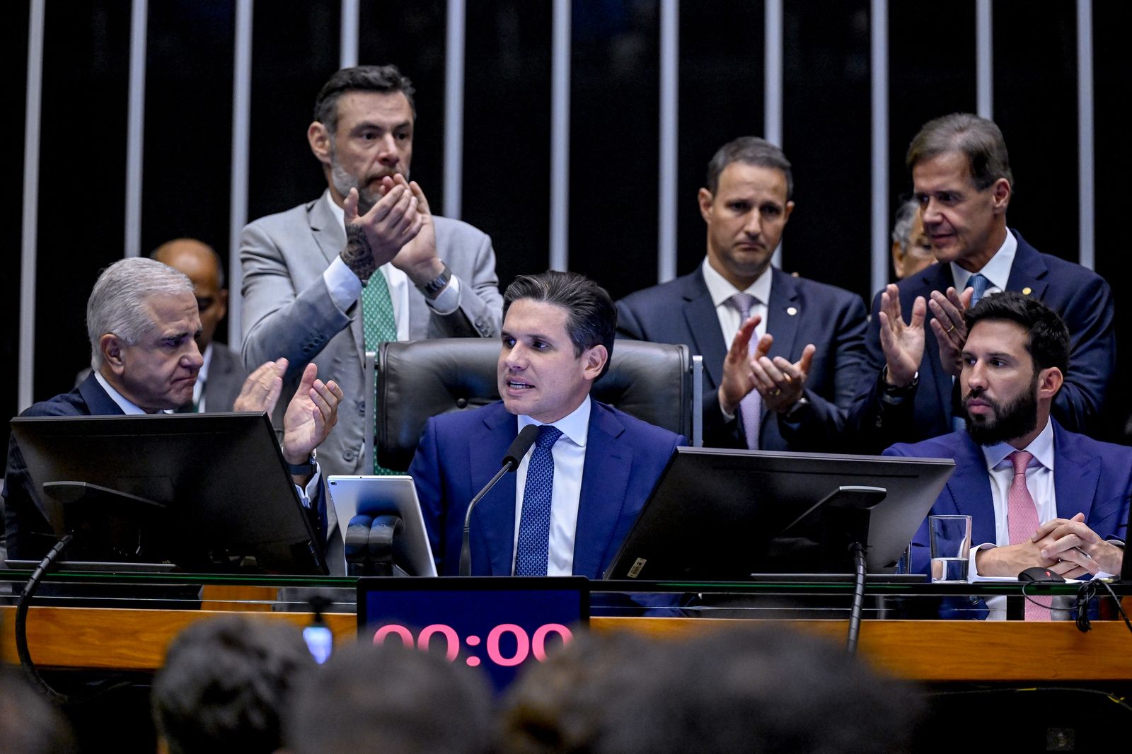 PoderParaiba's tweet card. Sob presidência do paraibano Hugo Motta, Câmara dos Deputados aprova Marco Legal de Combate ao Crime Organizado.