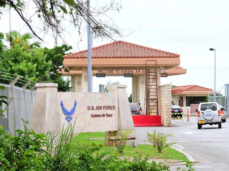 theokinawatimes's tweet card. 　【中部】米軍嘉手納基地でＦ３５Ｂ戦闘機の運用を想定した格納庫などの施設が完成したと米軍が発表した２５日、基地周辺自治体の首長は「基地機能の強化は許されない」と負担増を懸念し、一斉に反発した。