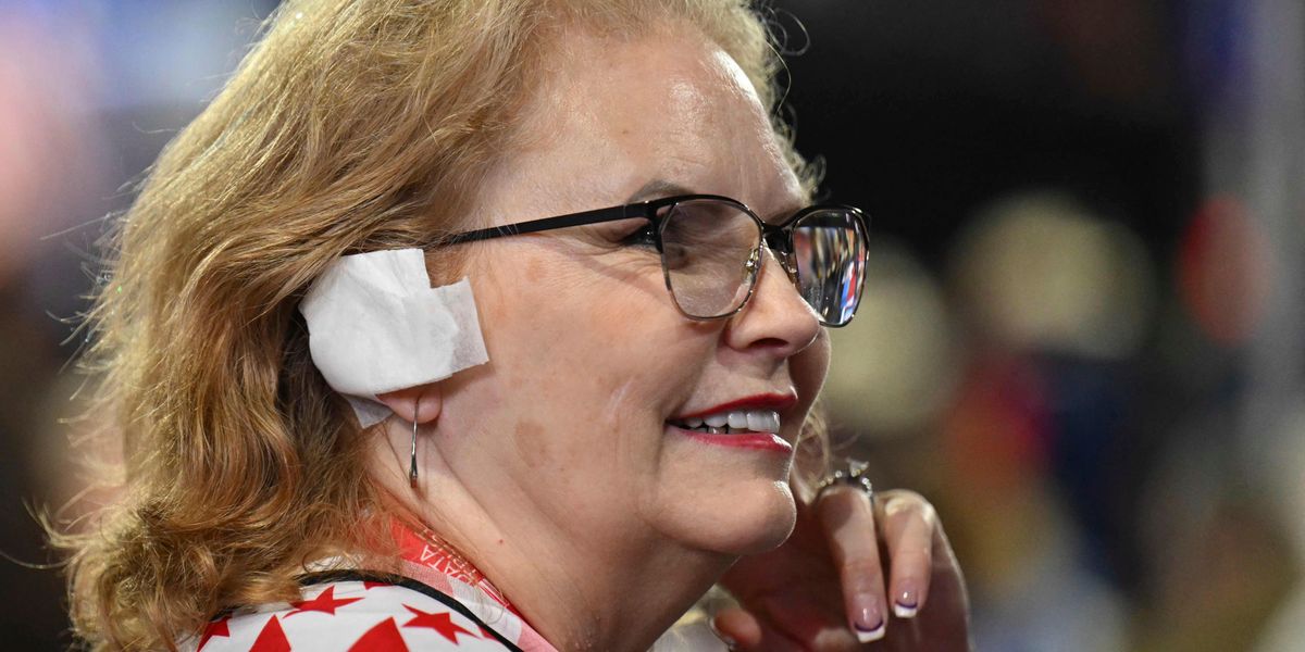 derspiegel's tweet card. Wer als Republikaner was auf sich hält, trägt neuerdings ein markantes modisches Accessoire: einen Verband am rechten Ohr. Damit wollen Trump-Fans ihre Solidarität und Ehrerbietung zur Schau stellen.