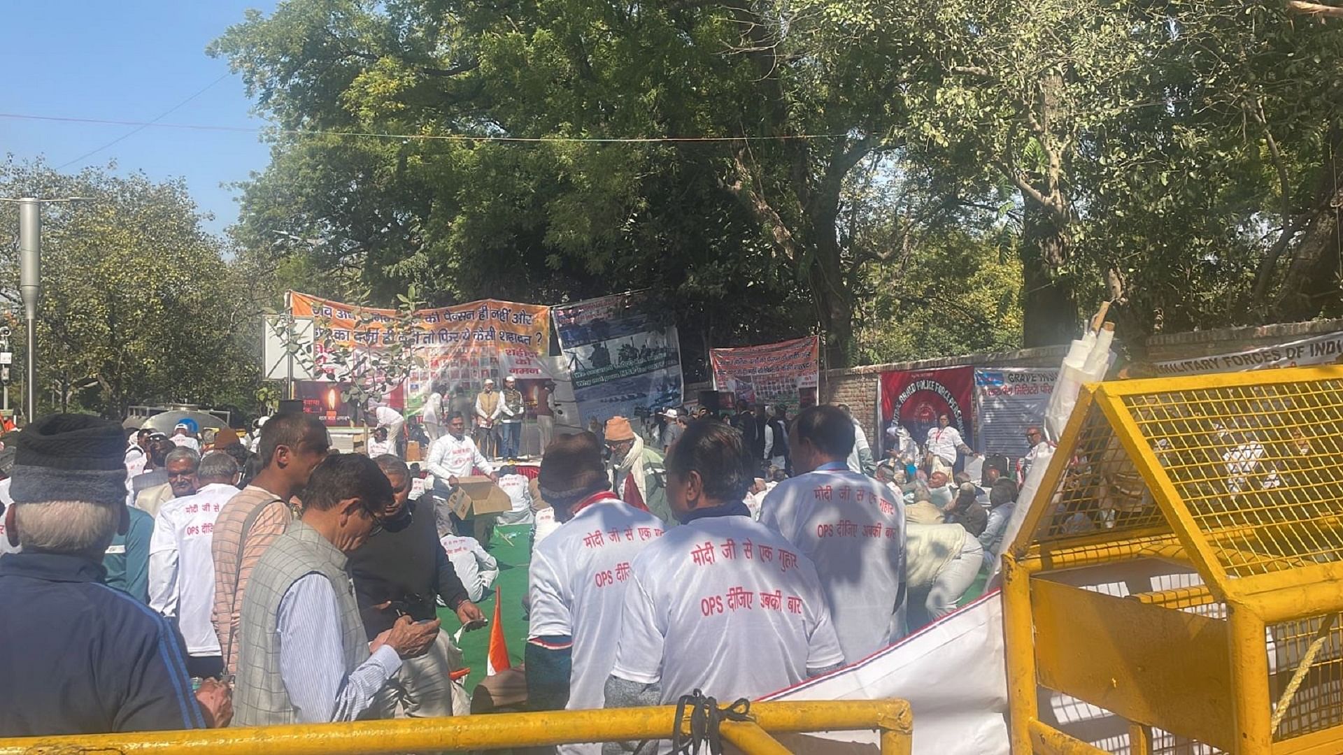 journo_jitendra's tweet card. कॉन्फेडरेशन ऑफ एक्स पैरामिलिट्री फोर्सेस मार्टियरस वेलफेयर एसोसिएशन द्वारा आयोजित इस प्रदर्शन में पदाधिकारियों