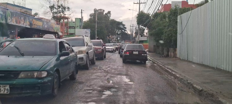 lamilesimard's tweet card. Por Jarlen Espinosa. Santo Domingo Norte, RD. – Lo que antes servía como una vía para conectar al municipio de Santo Domingo Norte con Yamasá, actualmente, se ha convertido en el “calvario” que día...