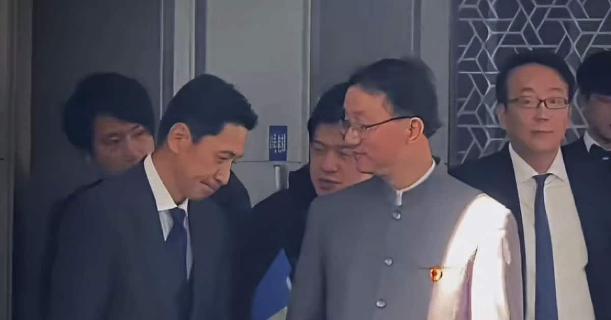 Sankei_news's tweet card. 北京市で18日実施された日本外務省の金井正彰アジア大洋州局長と中国外務省の劉勁松アジア局長の協議終了後に、金井氏が劉氏に頭を下げたように見える場面が切り取られ…