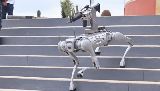 NoticierosRG's tweet card. Un robot cuadrúpedo armado con un fusil de asalto desfiló ante mandos militares y policiales durante la inauguración del nuevo Centro de Control, Comando, Comunicación, Cómputo, Coordinación e Inte…