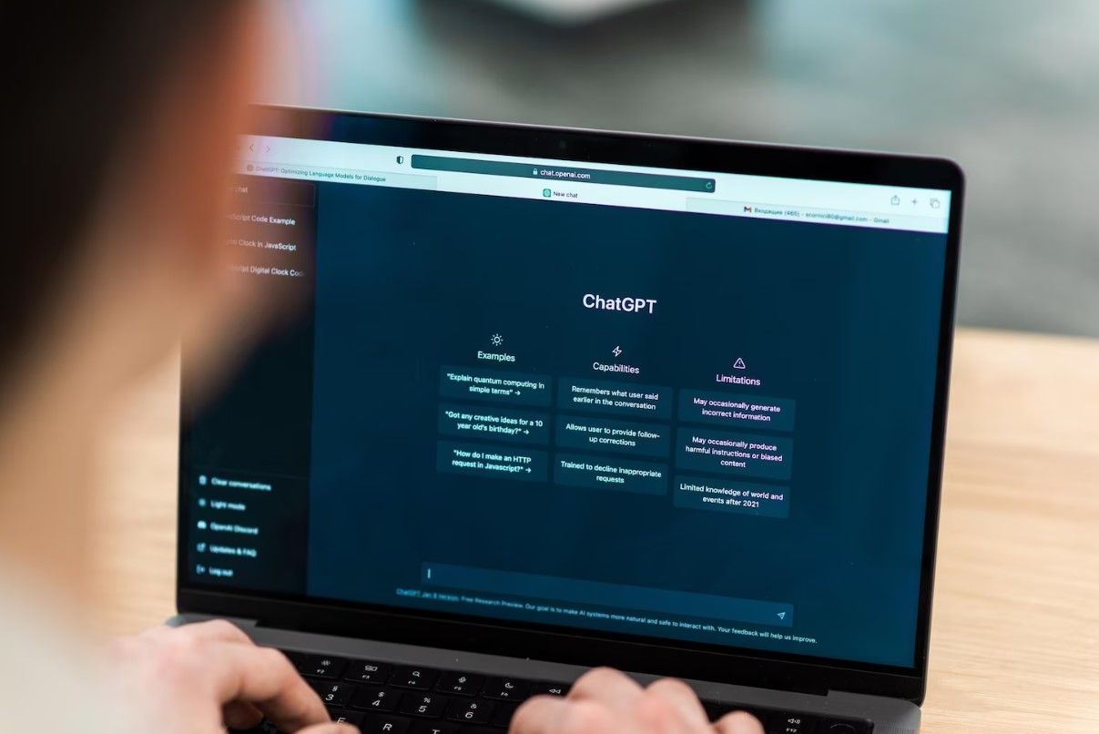 AFloresMosquera's tweet card. Si quieres conocer los pasos para bloquear el acceso de ChatGPT a tu web y preservar la integridad de tu sitio, este artículo te interesa.