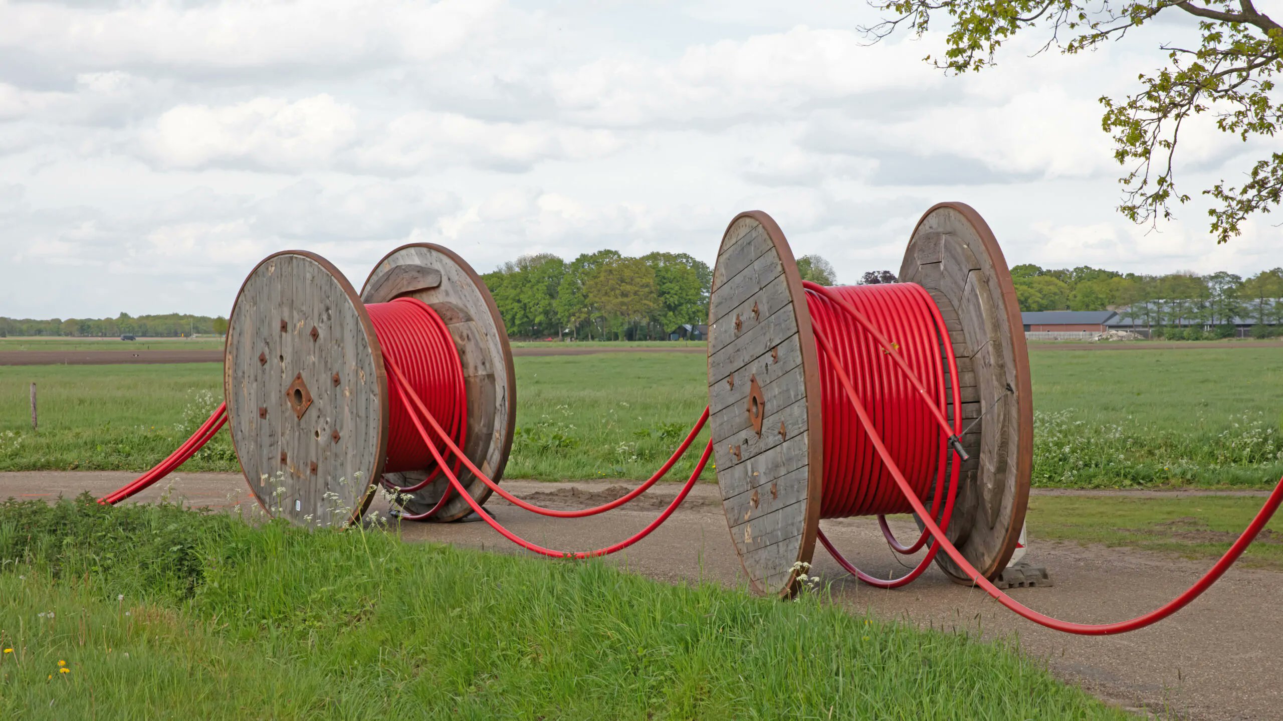 ZCorum's tweet card. The proposal outlined plans to extend high-speed internet to over 101,000 locations, saving taxpayers more than $800 million.