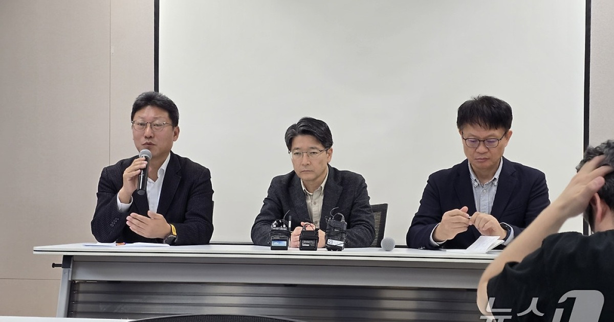 t_ransborder's tweet card. (서울=뉴스1) 윤주영 기자 = 최근 가입자 유심정보 서버 등 해킹 피해를 본 SK텔레콤(017670)은 "수사기관 내역 등을 종합하면 현재까지 금전 피해가 발생하지 않았다"고 밝혔다. 다만 최근 한국인터넷진흥원(KISA) 조사를 통해 회사 서버에서 추가로 악성코드가 발견되는 등 앞으로 피해가 없으리란 보장이 없다. 회사는 "금전 피해는 고객에게도 최소