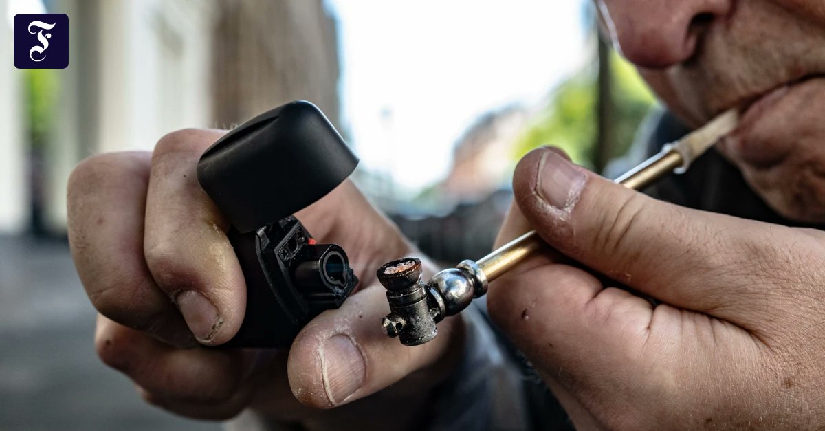 TimurBeygo's tweet card. Das Frankfurter Stadtparlament beschließt nach hitziger Diskussion das Suchthilfezentrum. Die FDP – obwohl Teil der Koalition – stimmt gegen das Projekt. Für die Abweisung auswärtiger Konsumenten...