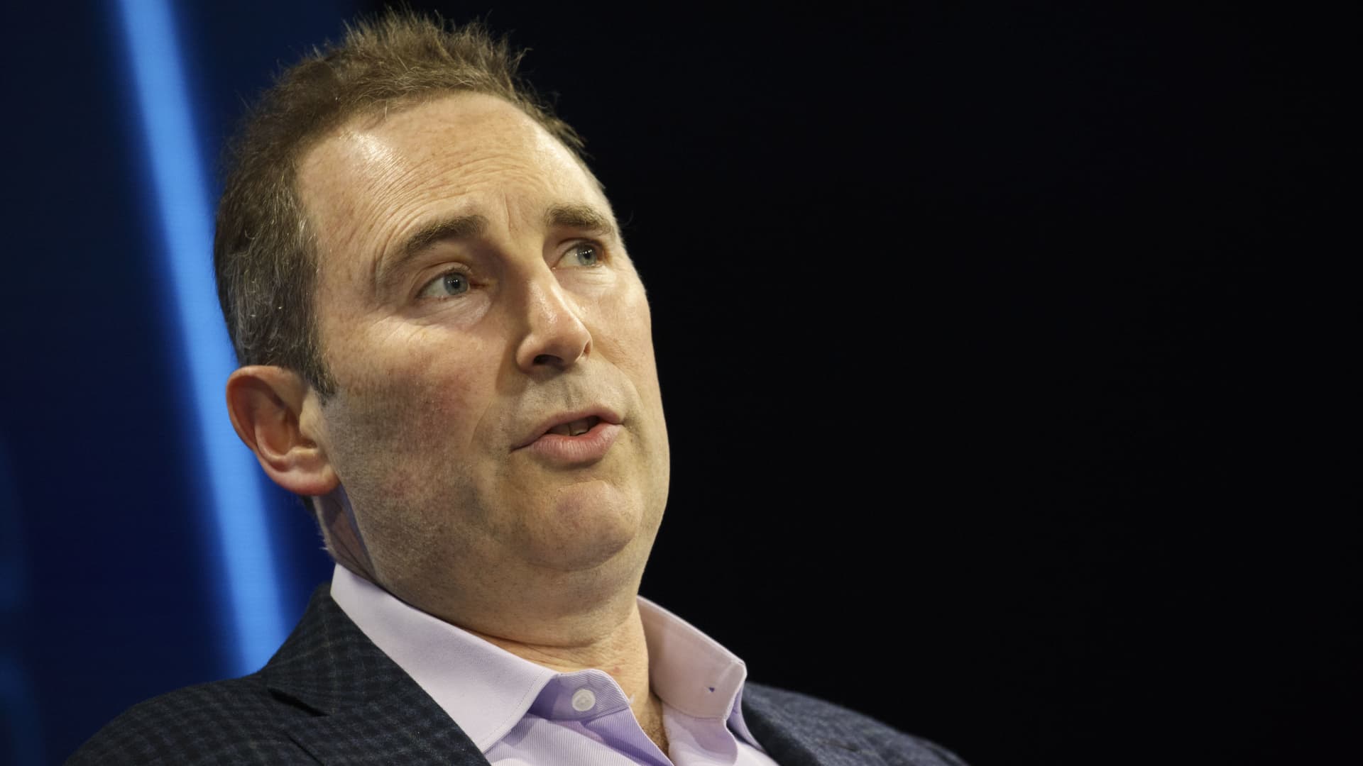 Multi_Cloud's tweet card. Amazon's cloud business grew 46 percent in the third quarter. Growth was down sequentially from the 49 percent growth one quarter ago.