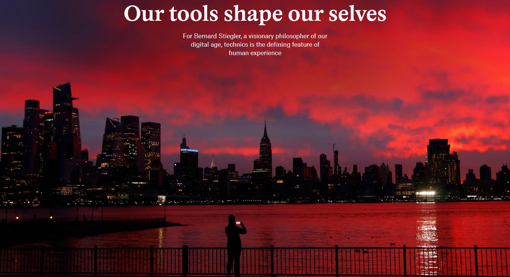 apstransglobal's tweet card. "Secondo Stiegler, la tecnica - la creazione e l'uso della tecnologia, nel senso più ampio del termine - è ciò che ci rende umani. Il nostro modo unico di esistere nel mondo, distinto dalle altre...