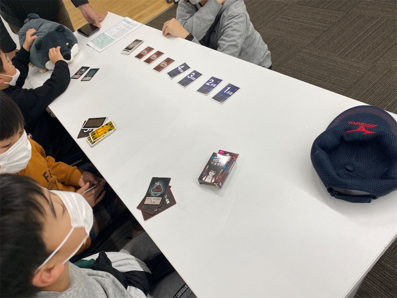 CoderDojoMiharu's tweet card. 今日は、今年最後の開催でした。 特にワークショップなどもやらず、まったりと好きなことをやって過ごしました。 小学校低学年軍団は、トイレの花子さんのカードゲームに夢中で、ひたすらこれをやって過ごしてました。 Unityの2Dアクションゲームのチュートリアルをやる子もいました。が、WebGL使ってブラウザに書き出すチュート…