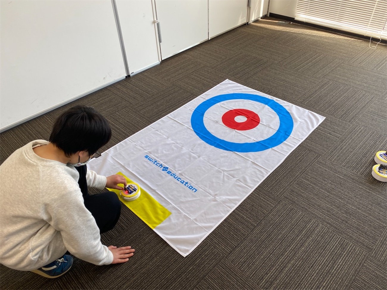 CoderDojoMiharu's tweet card. 今日も参加者1人の三春らしい風景でした。 前回に引き続き、参加者が楽しく遊べるmicro:bitを使ったカーリングをやってみました。 6月の県内の全CoderDojo合同で行うイベントでかドージョーの宣伝もしました。 でかドージョーでは、以前三春でやった作曲ワークショップもやりますし、micro:bitカーリング対決も…