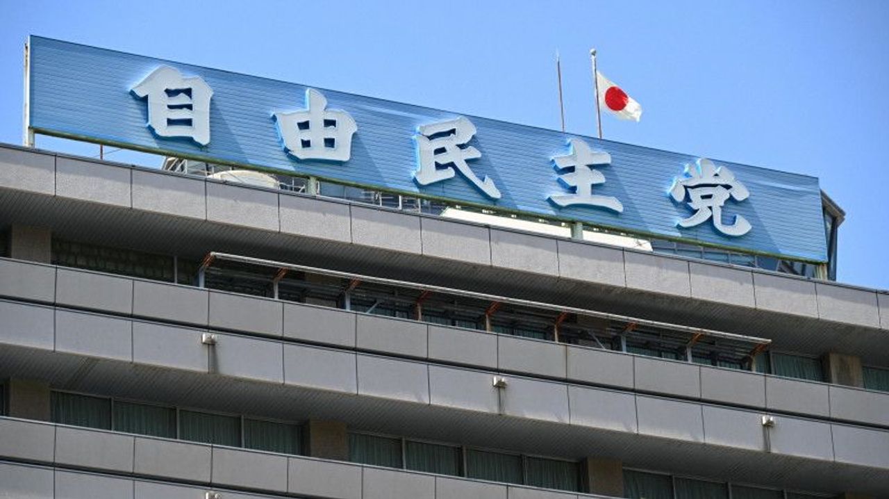 YahooNewsTopics's tweet card. 自民党の小林鷹之政調会長は19日、公明党の岡本三成政調会長と国会内で会談し、政府・与党がとりまとめる経済対策の物価高対策として、子ども1人当たり2万円を現金給付する方針を伝えた。児童手当に上乗せする