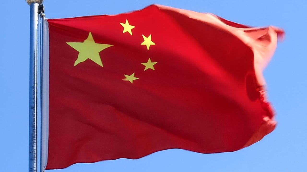 YahooNewsTopics's tweet card. 中国政府が日本産水産物の輸入を停止すると日本政府に伝えたことが19日、分かった。政府関係者が明らかにした。同日朝、正式な外交ルートを通じ連絡があった。台湾有事を巡る高市早苗首相の国会答弁に反発した対