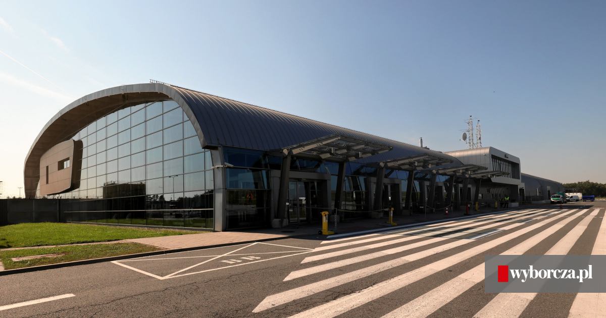 jarek_osowski's tweet card. Lotnisko w Modlinie, żeby podołać większej liczbie pasażerów spodziewanej w 2026 r. po powrocie linii Wizz Air, otworzy dla podróżnych namiot nazywany tu 'terminalem powłokowym'. Wiadomo też, co...