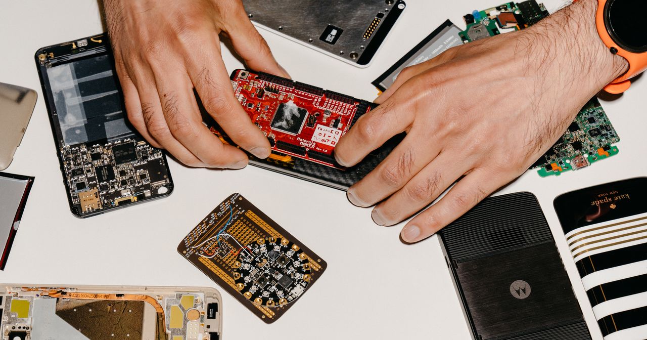 WIRED's tweet card. The Moto Z is a smartphone first and a thousand other things after that.