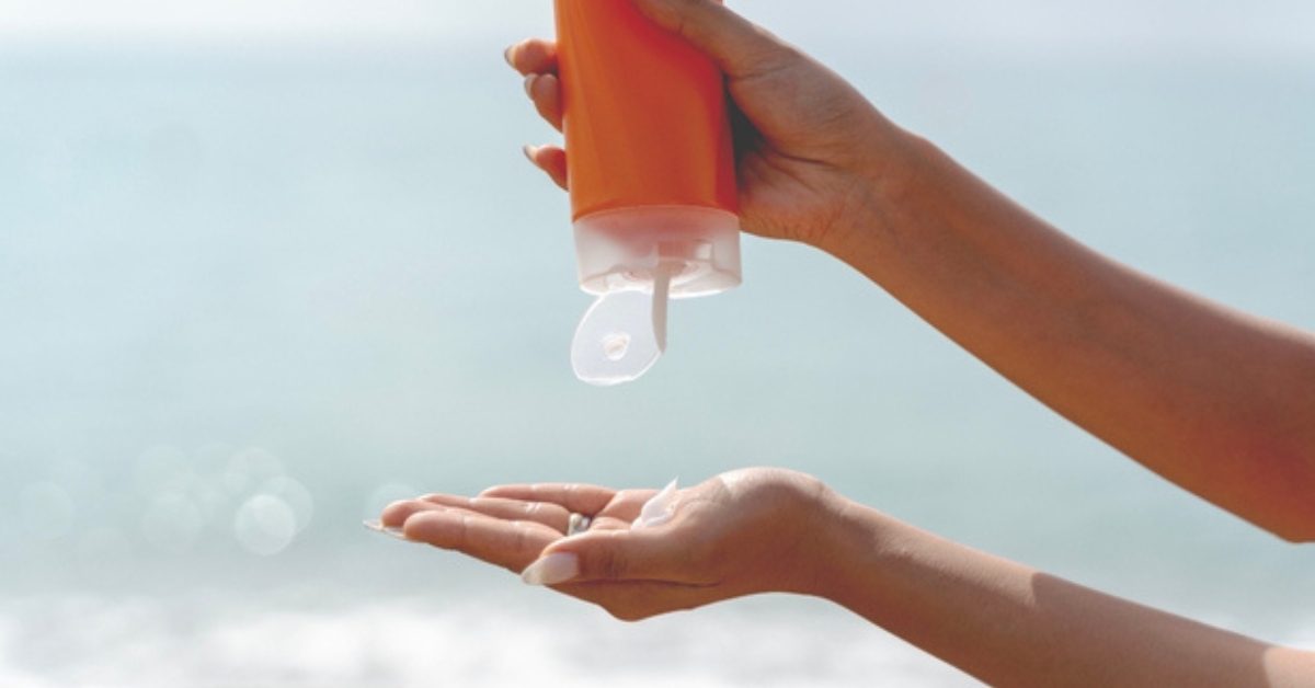 consoglobe's tweet card. L’octocrylène, qui entre dans la composition de cosmétiques, parfums, produits solaires, maquillage et crèmes, a un impact avéré sur l’environnement.