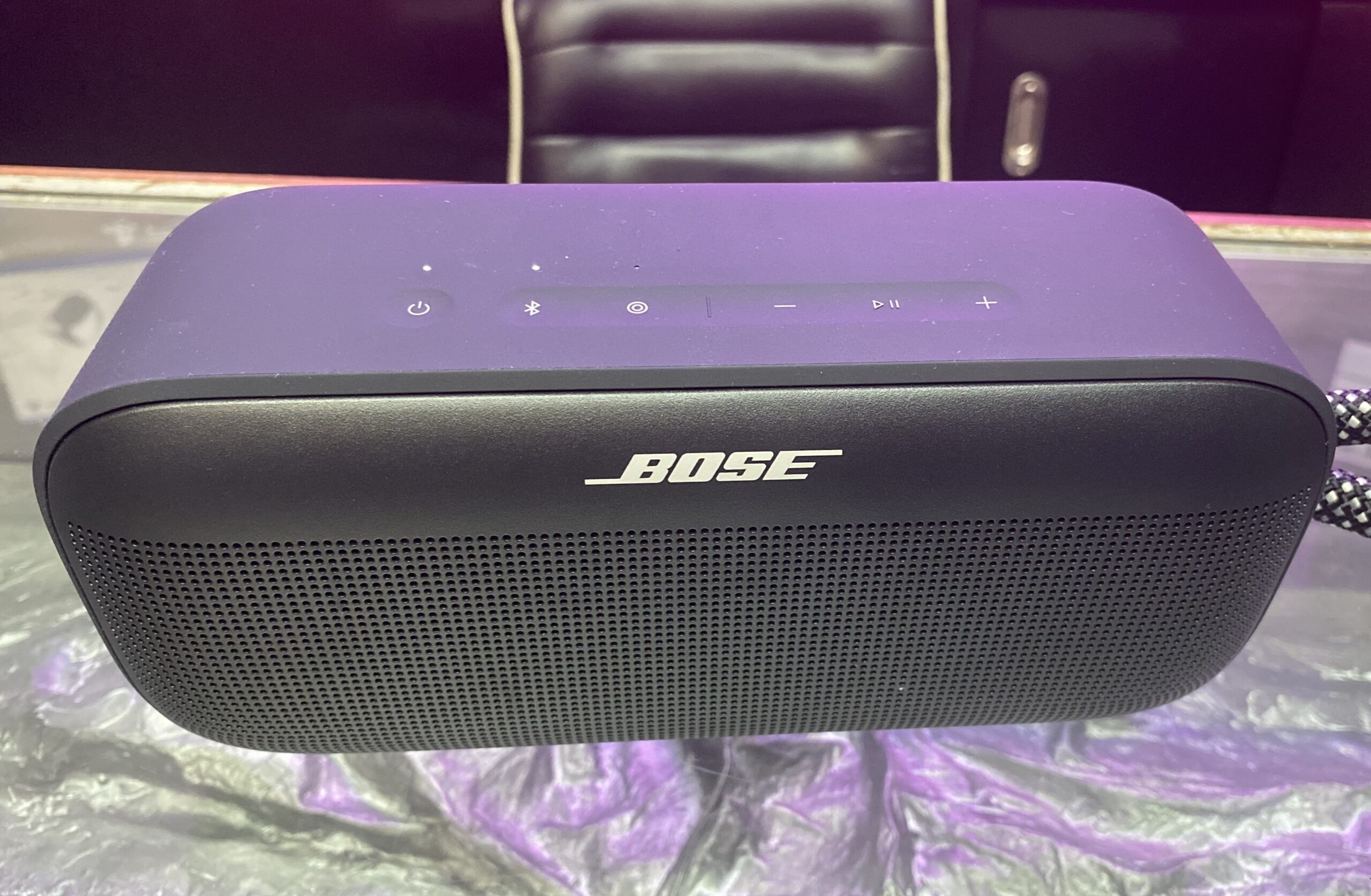 GeekZillaTech's tweet card. Si eres de los que disfruta de la música a todo volumen y con graves que se sienten en el pecho, el Bose SoundLink Plus podría ser tu próximo aliado. Este