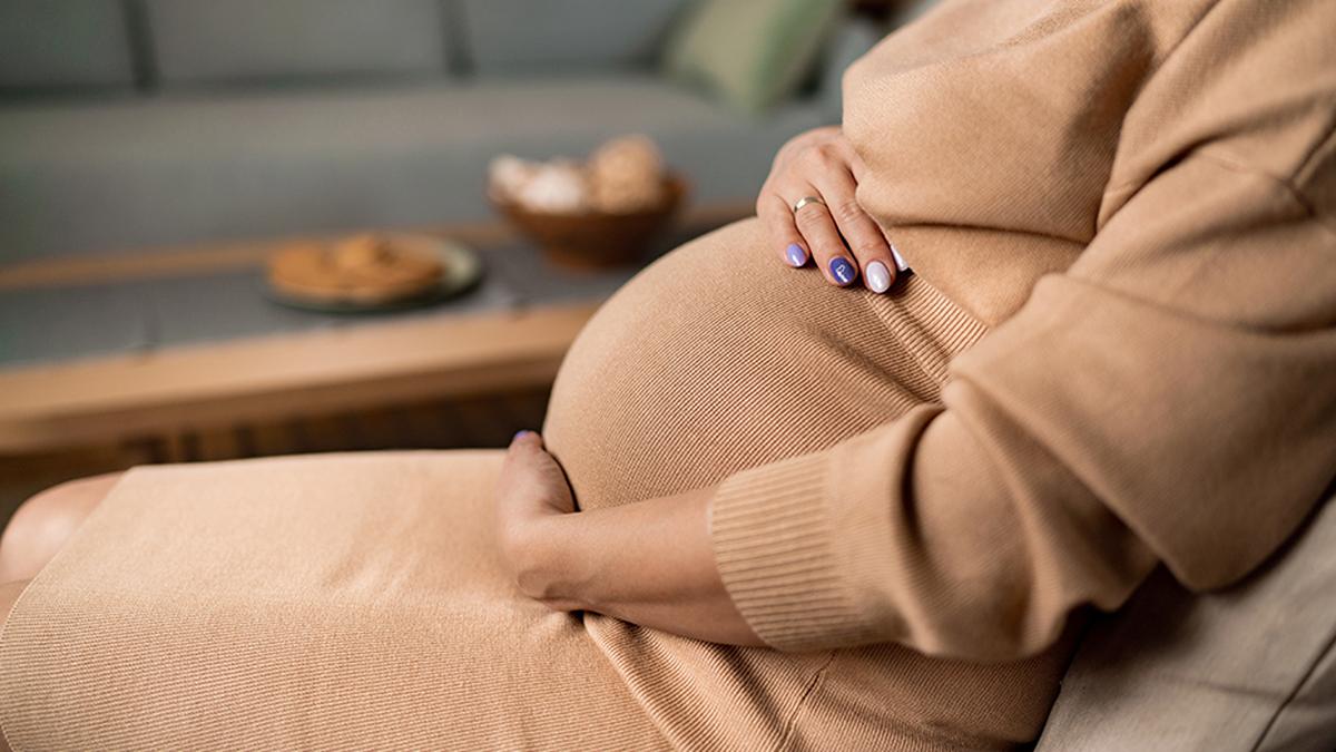 THChennai's tweet card. Anganwadi workers struggle with facial recognition system for pregnant women's nutrition kits, facing server issues and phone problems.