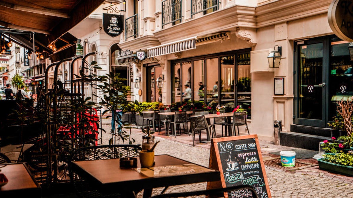 Pella_challenge's tweet card. A 2006 French law says any person who provides internet access must keep access logs for at least one year.