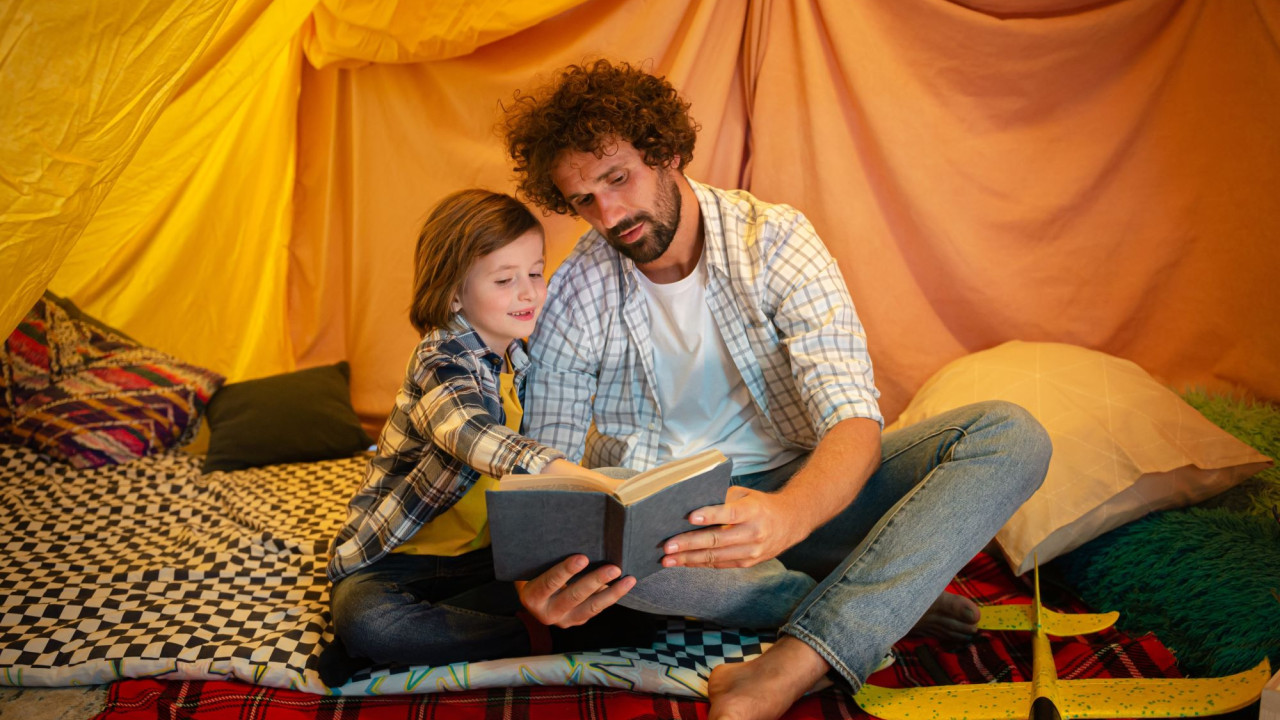 skaigr's tweet card. H αλληλεπίδραση των μελών της οικογένειας μέσα από τις σελίδες ενός βιβλίου «χτίζει» ένα πολύ ευνοϊκό μαθησιακό περιβάλλον