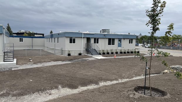 VIMentalHealth's tweet card. The City of Montreal is opening its first modular housing units with support services, with the aim to provide safe, stable homes for dozens of residents and offer a concrete response to the city’s...