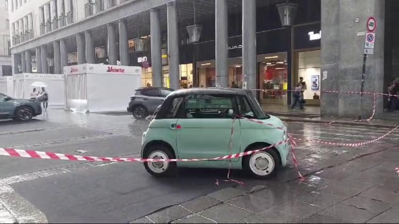 baldunggreen's tweet card. A Torino grandina in centro sul Salone dell'auto, corsa a ripararsi sotto i portici