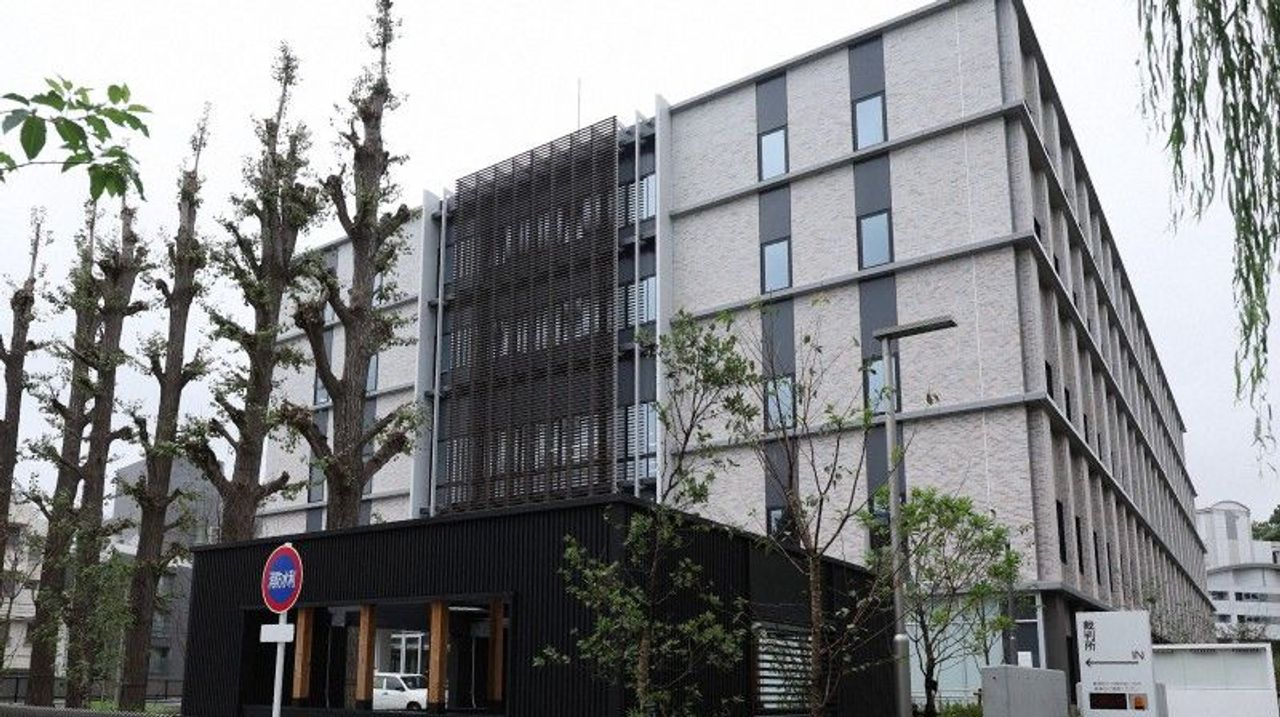 YahooNewsTopics's tweet card. 「ONE　PIECE（ワンピース）」や「進撃の巨人」などの人気漫画を無断掲載する海賊版サイトに大量のデータ配信を可能とするネットワークサービスを提供したとして、講談社、集英社、小学館、KADOKAW