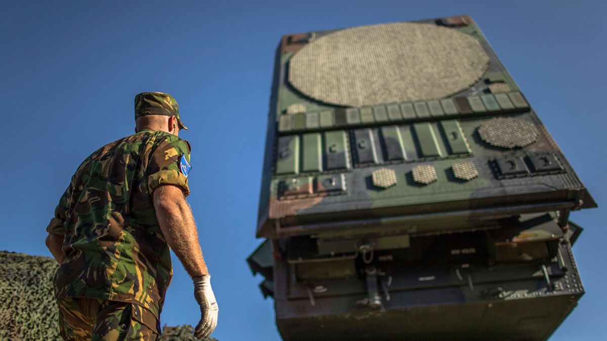 SillySigns1's tweet card. "In geen enkele oorlog worden levens vrijwillig geschonken, levens worden er brutaal geroofd."