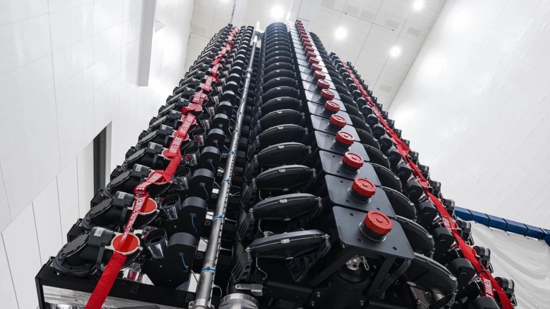 SawyerMerritt's tweet card. The FCC is letting SpaceX replenish its first-generation Starlink satellites with second-generation technology, which should help bolster the system's broadband quality.