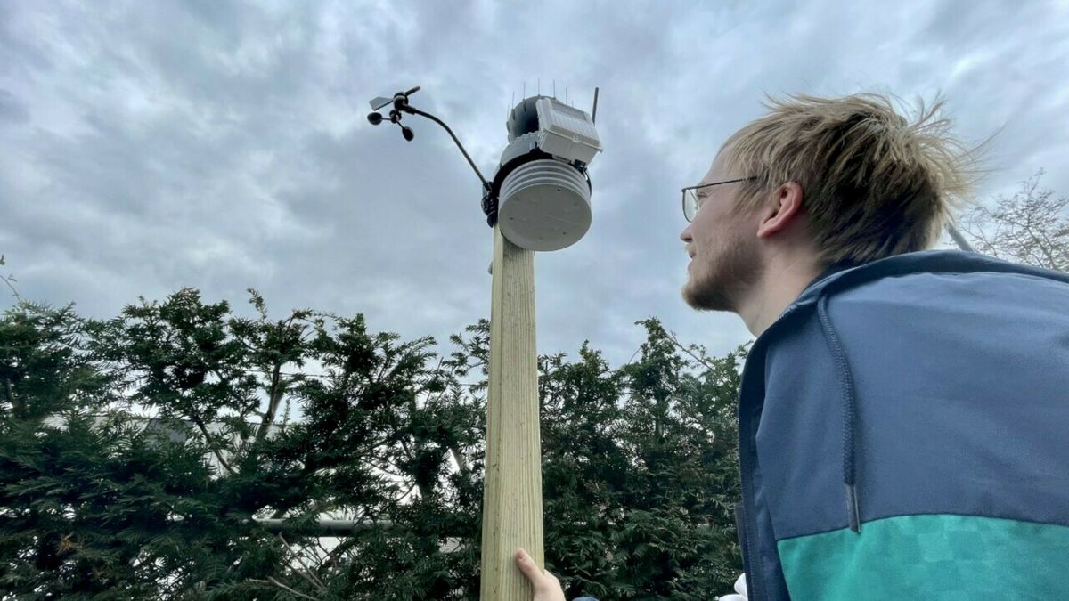 RTVDrenthe's tweet card. Het KNMI heeft een deel van het weerstation op Groningen Airport Eelde 35 meter verplaatst.