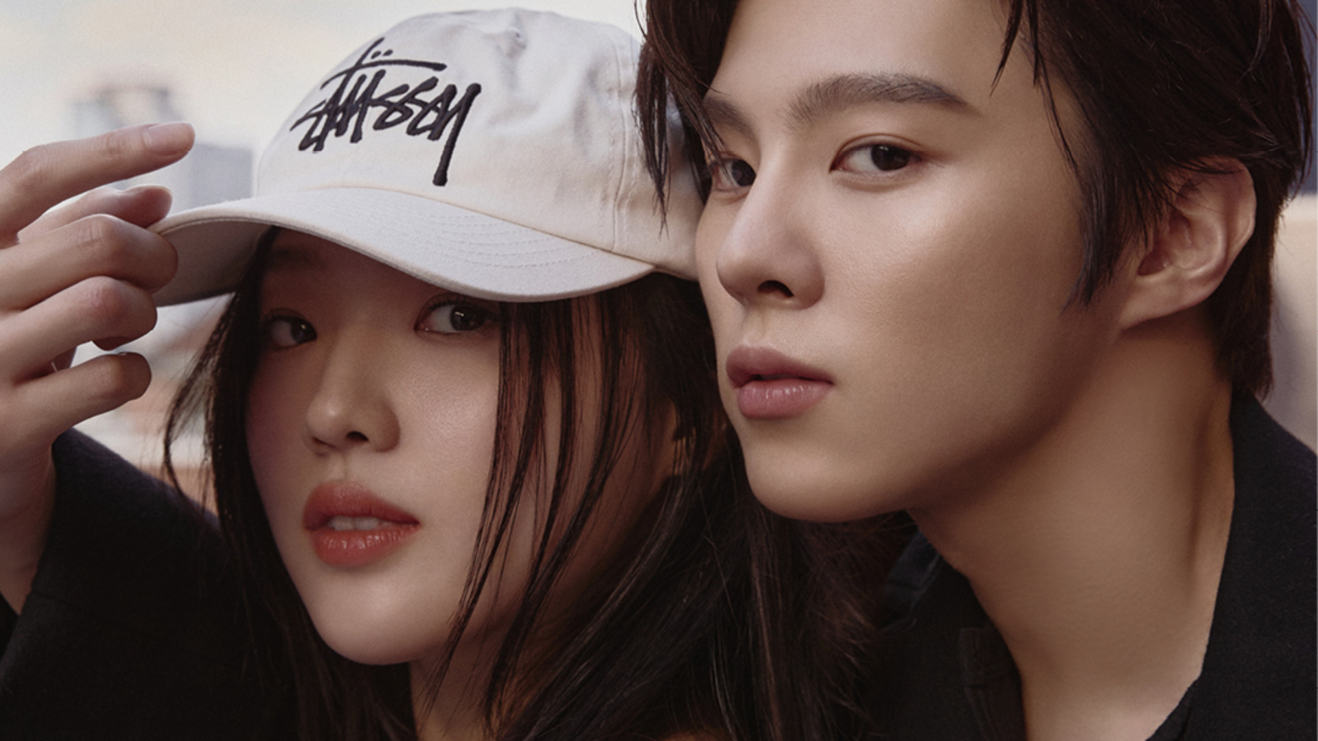 allurekorea's tweet card. '0교시는 인싸타임' 속 ‘인싸’와 ‘아싸’ 커플, 하이틴 로맨스 공식을 새롭게 풀어낸 김우석과 강나언의 얼루어 11월호 달콤한 인터뷰 대공개.