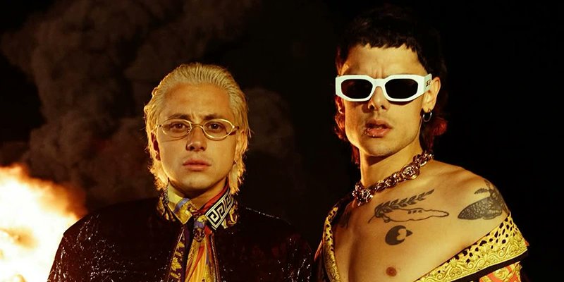 ArepaWeb's tweet card. CA7RIEL y Paco Amoroso presentan GIMME MORE, su nueva canción y el cierre oficial de la era Papota. El estreno llegó días después de su paso por Las