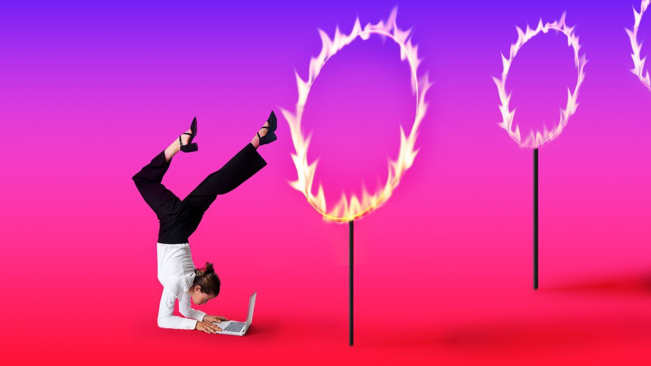 qwer8100's tweet card. かつては従業員に手厚い待遇を提供していたテック企業の採用試験は、パンデミックと大量解雇の波を経てかなり厳しくなっている。エンジニアたちは、数日単位のプロジェクトをわずか数時間で提出しなければならないなど、かつてない厳しい条件に直面している。