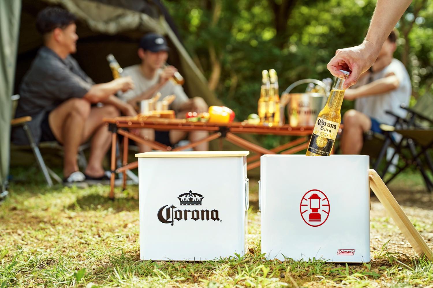 sotolover23's tweet card. 秋のアウトドアをより楽しむアイテムとして、「コロナ エキストラ」と「コールマン」の初コラボ商品「コロナビール×コールマン／ビール付キャンプコンテナ」が9月中旬より発売されています。このアイテムはドリンクを消費しても木製の蓋を備えたコンテナボックスとして使うことができ、限定アイテムとして登場したその機能性をご紹介します。