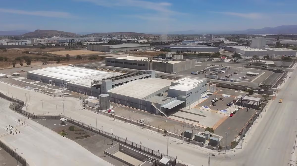 FronteraInform1's tweet card. EL PAÍS. A unos kilómetros del aeropuerto de Querétaro se están construyendo las inmensas naves industriales que albergarán, en los próximos años, los centros de datos que las grandes firmas tecnol...