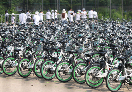 SBSBiznews's tweet card. [1일 서울 광진구 뚝섬한강공원에서 열린 '제2회 쉬엄쉬엄 한강 3종 축제'를 위한 자전거가 운동장에 놓여 있다. (사진=연합뉴스)]올해로 열 돌을 맞은 공공자전거 '따릉이'의 누적 회원 수가 500만명을 넘어섰다고 서울시가 오늘(12일) 밝혔습니다.캐나다 공공자전거 빅시(BIXI)에서 착안한 따릉이는 2015년 10월 …