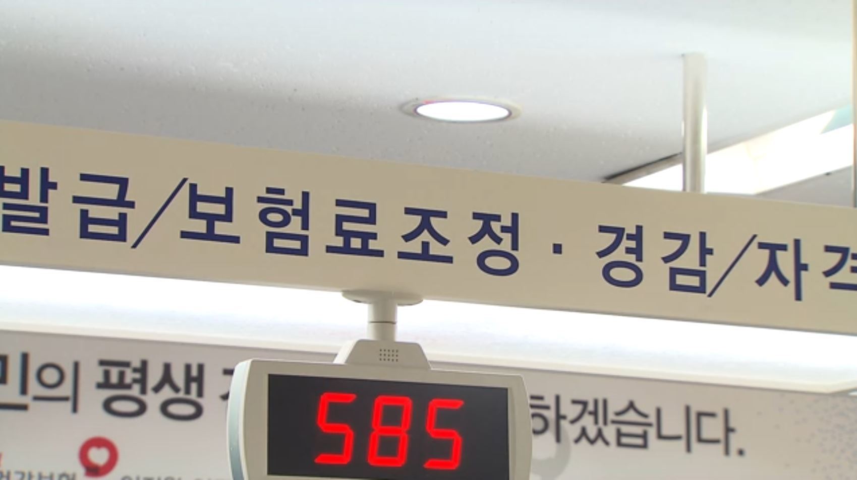 SBSBiznews's tweet card. [앵커]매년 11월에는 건강보험 지역가입자 즉 자영업자나 프리랜서들의 1년간 납부할 새로운 건강보험료가 책정됩니다.올해부터는 소득과 재산 산정 기준이 확대돼 보험료 조정을 신청할 수 있는 문이 넓어진다는데요.취재기자 연결해 알아봅니다.서주연기자, 우선 앞으로 1년 동안 낼 보험료가 결정되는 거죠?…