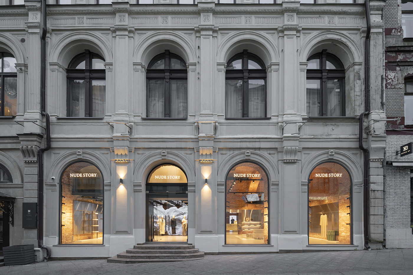 _spacemakers_'s tweet card. A fashion house, a digital gallery or a palazzo from Italian furniture catalogues? We wanted to unite all three themes in the new flagship Nude Story on Kuznetsky Most. All these 3 trends are united...