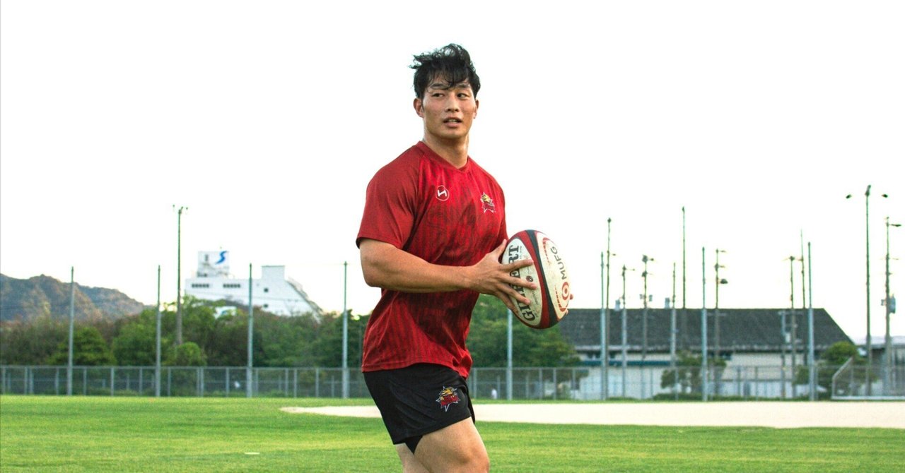 rrrfc2020's tweet card. 　3シーズン連続で全試合フル出場。中国電力レッドレグリオンズの藤井健太郎は、昨季もフル稼働でチームに貢献した。 「出続けるということは、大きな怪我をせず、パフォーマンスをある一定以上保てているということなので、自分の中でベースを落とさずにできていることはとてもポジティブな点だと思います」 　25歳の藤井は2022年4月に加入し、リーグワン初年度のディビジョン3順位決定戦第1節・九州電力キュー...
