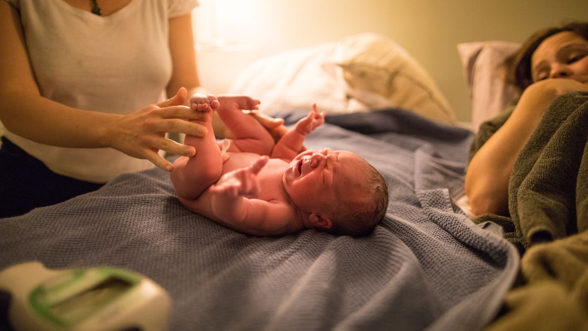 david_walgis's tweet card. Ein Baby stirbt bei einer Hausgeburt. Doch hätte sein Tod verhindert werden können? Ja, meint die Staatsanwaltschaft und erhebt Anklage gegen die verantwortliche Ärztin.