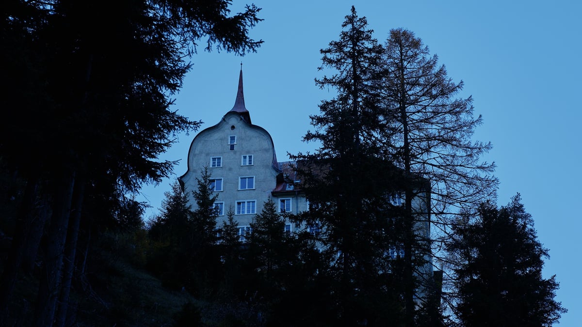 david_walgis's tweet card. Thomas Frei ist einer der wenigen Geisterjäger der Schweiz. In einem alten Hotel im Val Sinestra bildet er Nachwuchs aus.