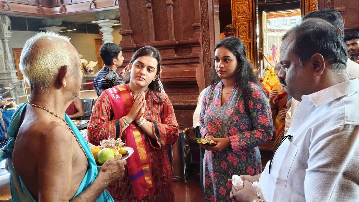 ETVBharatKA's tweet card. ಟೀಮ್​ ಇಂಡಿಯಾ ನಾಯಕ ಸೂರ್ಯಕುಮಾರ್ ಯಾದವ್ ಪತ್ನಿ ದೇವಿಶಾ, ನವೀಕರಣಗೊಂಡ ಕಾಪು ಮಾರಿಯಮ್ಮ ದೇವಸ್ಥಾನಕ್ಕೆ ಭೇಟಿ ನೀಡಿ ದರ್ಶನ ಪಡೆದು ದೇವಿಯ ಅನುಗ್ರಹಕ್ಕೆ ಪಾತ್ರರಾಗಿದ್ದಾರೆ. ​​