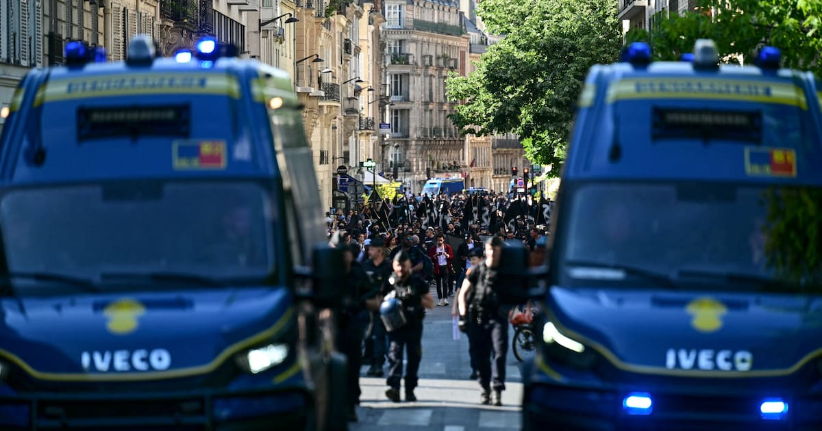 pierre_plottu's tweet card. Ce groupe d’une vingtaine de membres parfois mineurs, dont «Libération» a pu consulter des échanges privés, commet des dégradations, planifie des agressions et se documente sur la fabrication d’armes...