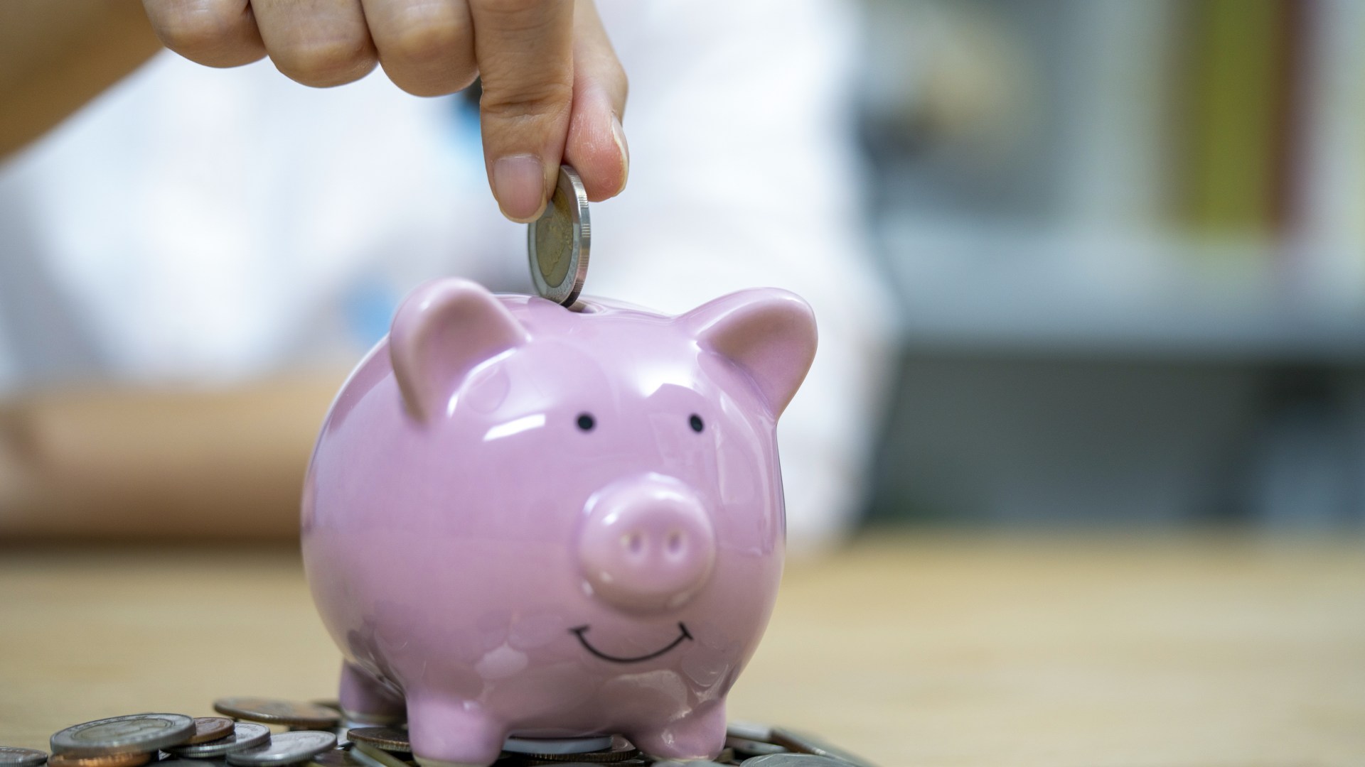 hyperjar's tweet card. IF you want to save more cash in 2025 instead of frittering money away, clever apps can help you meet your goal. Many of us start the New Year wanting to pull together a cash lump sum. A savings po…