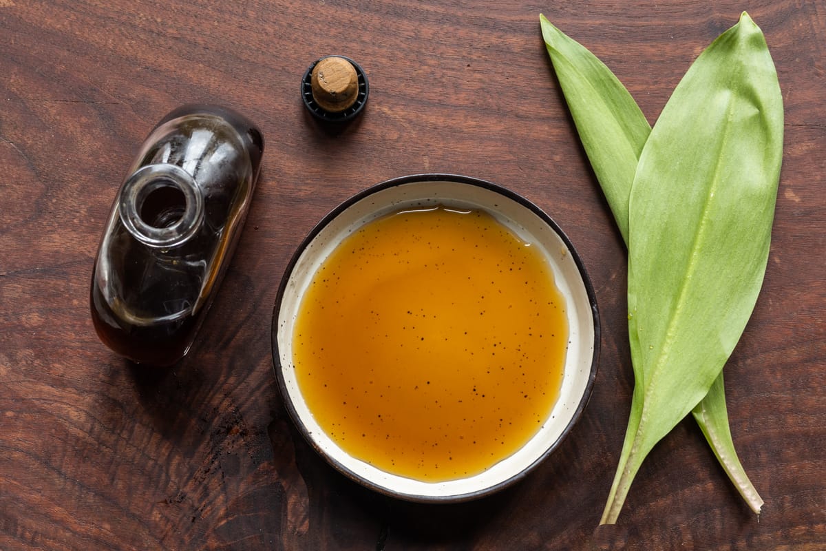 AlanBergo's tweet card. Ramp leaves are incredibly versatile ingredients. Here I put the leaves through a juicer and explain how I make a vegetarian fish sauce substitute from them you can use for all kinds of things.