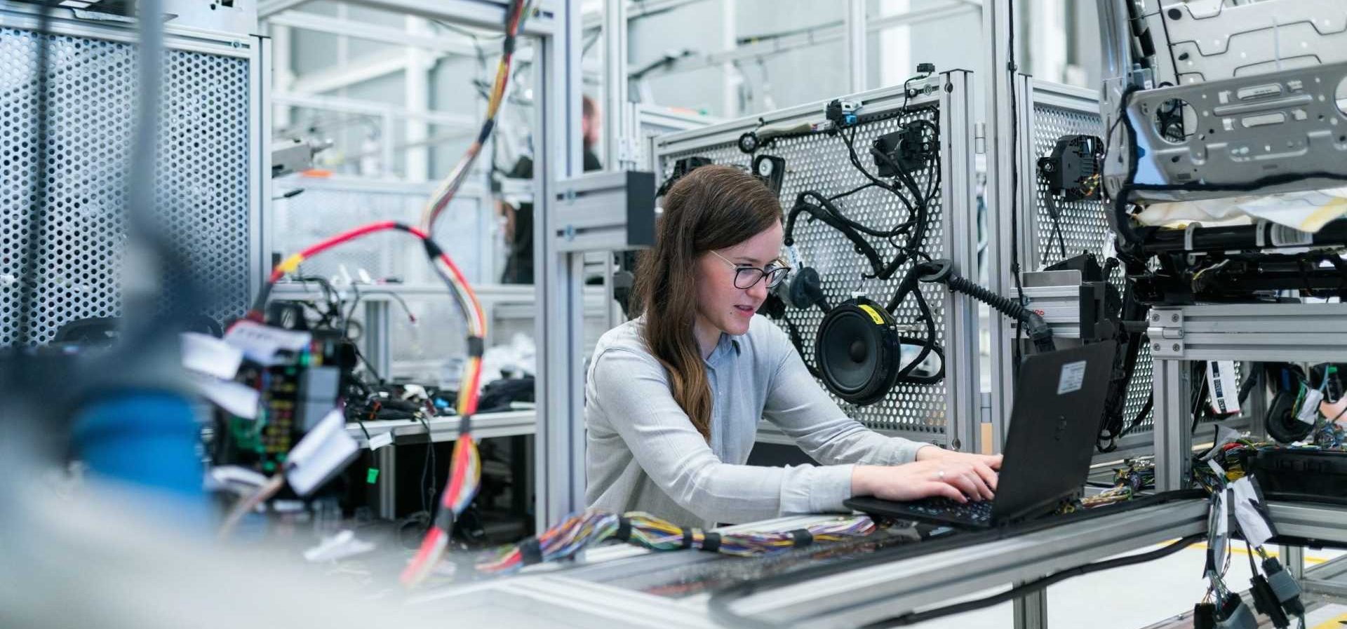 r_engineeringuk's tweet card. Covering Europe, North America and Asia, Simon is at the forefront of how industrial businesses are bridging the gap between digital aspiration and current state. Jonny Williamson sat down with Simon...