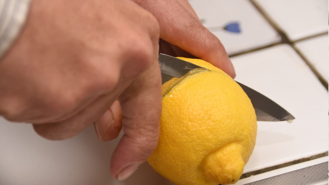 AsianetNewsBN's tweet card. বাজার থেকে লেবু কিনে আনার পর সেটা যদি দীর্ঘদিন কাটা থাকে তাহলে পড়ে পড়ে সেটা নষ্ট হয়ে যায় অথবা ফ্রিজে পড়ে থাকলে সেটাও সঠিকভাবে সংরক্ষণ না করা হলে শুকিয়ে যায়। সেক্ষেত্রে লেবু কিনে কিভাবে সংরক্ষণ...