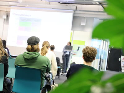 infomedia_uib's tweet card. Nå skal masterkandidatene våre forsvare oppgavene sine. Se når og hvor her.